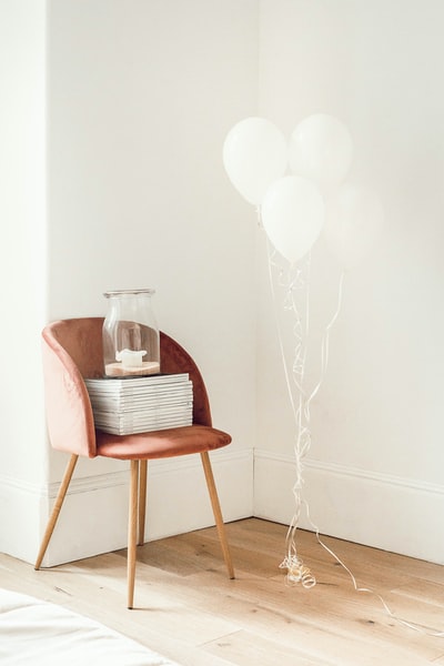 书和椅子上罐子旁边的白色气球